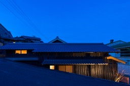 013-外観南面夕景