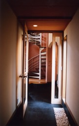 廊下から階段を見る